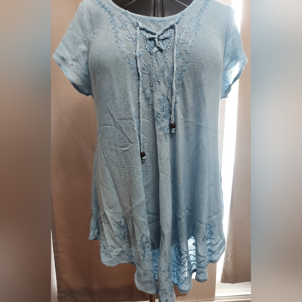7 Islands Women's Embroidered V Neck Top - Picture 2 of 7